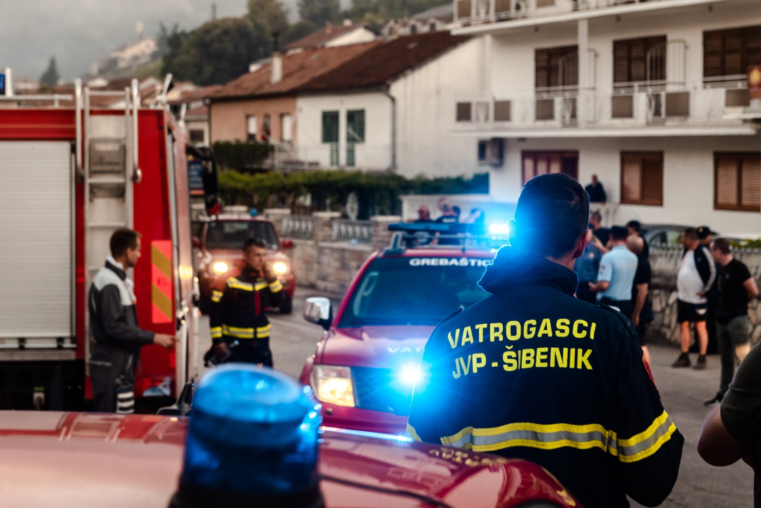 Nemirna noć na požarištu: Pogledajte večerašnje scene iz Zatona