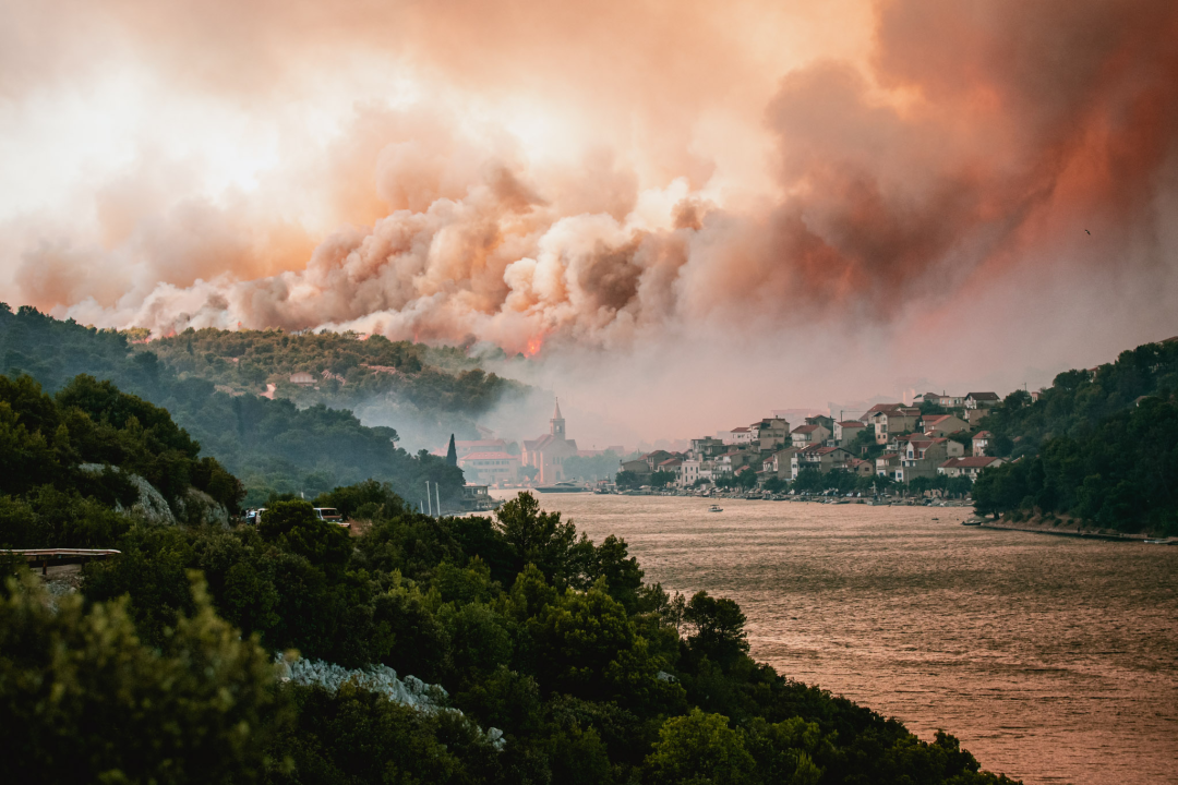 Jedan vatrogasac ozlijeđen, četveročlana obitelj iz Rasline koja je ostala bez kuće smještena u Cvjetni dom