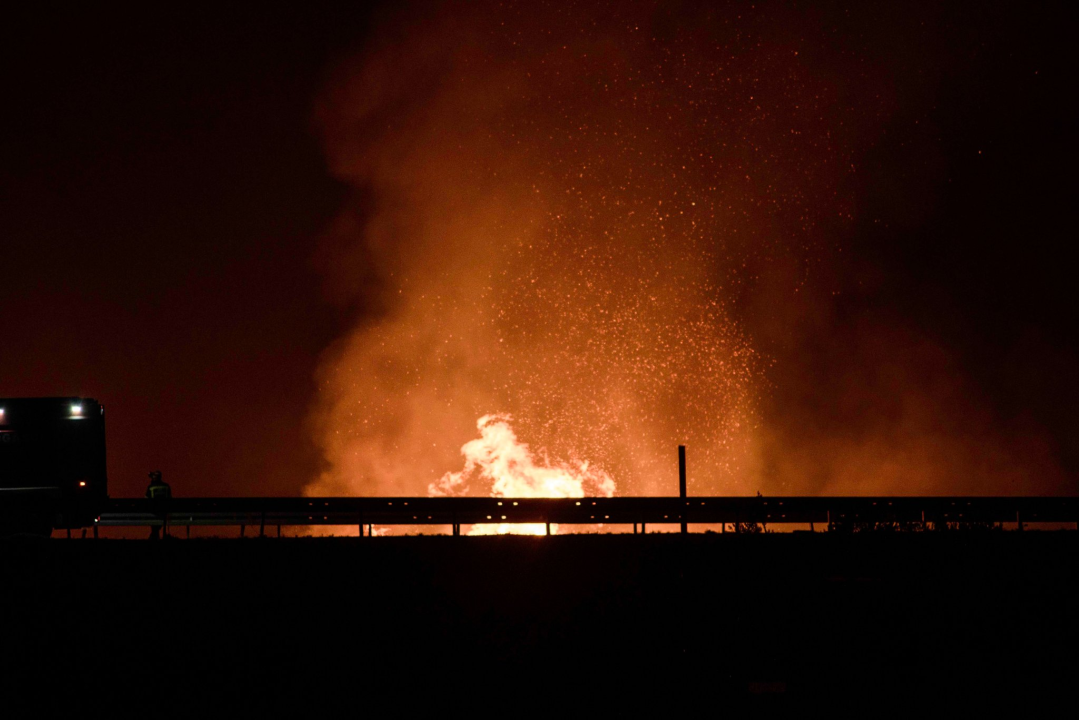Dva kanadera od jutra u akciji: Nekoliko vatrogasaca lakše ozlijeđeno, vatrena linija i dalje aktivna na vodičkoj strani