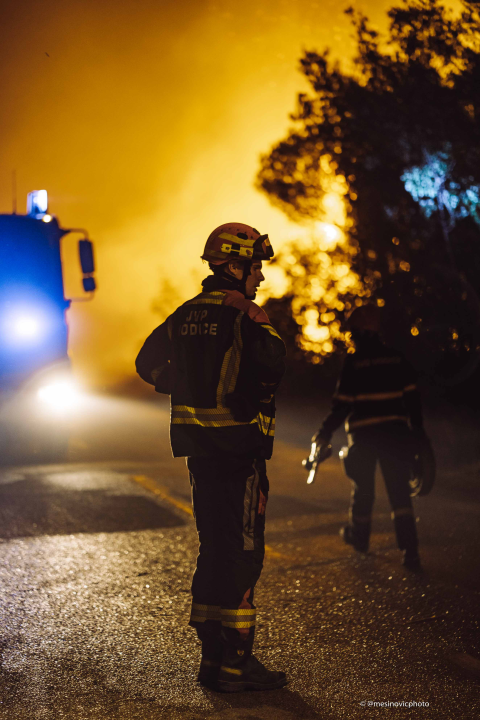 Fotogalerija i video: Bitka s vatrom u Zatonskoj ulici koja spaja Zaton i Benkovačku cestu