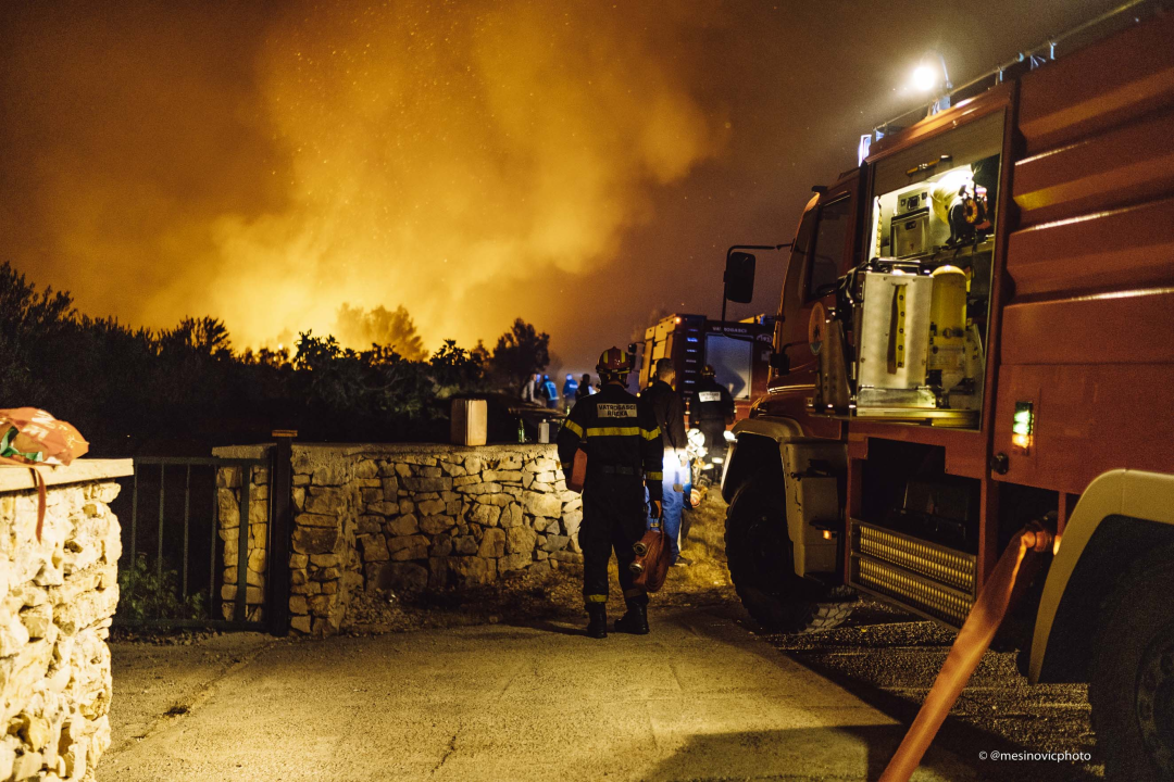 Fotogalerija i video: Bitka s vatrom u Zatonskoj ulici koja spaja Zaton i Benkovačku cestu