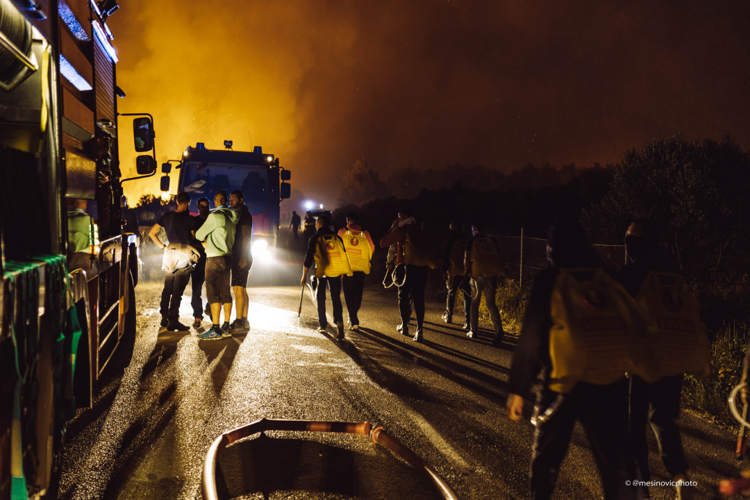 Fotogalerija i video: Bitka s vatrom u Zatonskoj ulici koja spaja Zaton i Benkovačku cestu