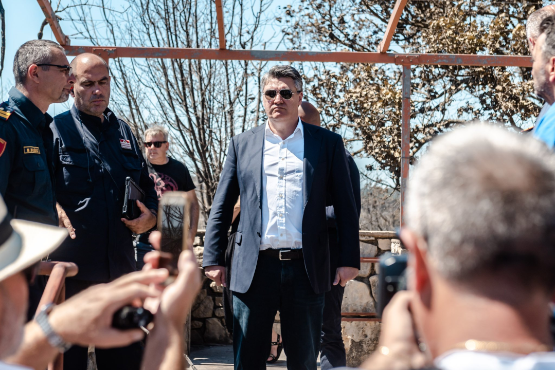  Milanović u Zatonu: Konobari imaju veću plaću od dobrovoljnih vatrogasaca, nitko neće izgorjeti za pet tisuća kuna