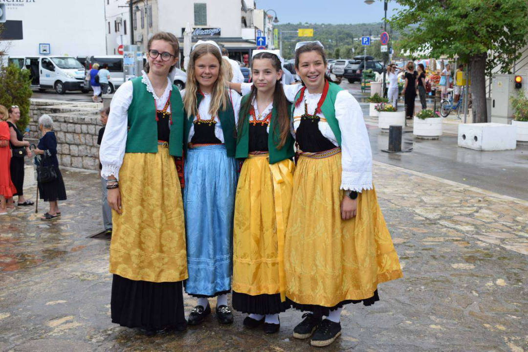 U Primoštenu proslavljena Gospa od Porta: Djevojke u nošnjama nosile sliku, procesiju pratile brodice
