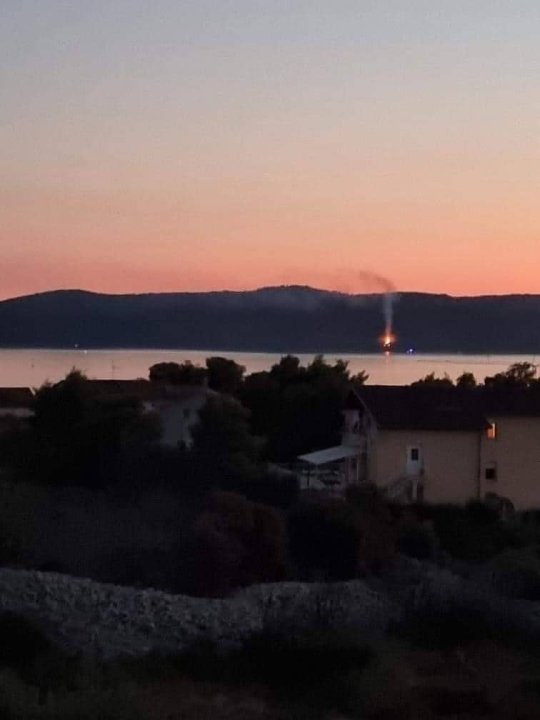 Na Zlarinu izbio požar, vatra se vidjela i u Šibeniku