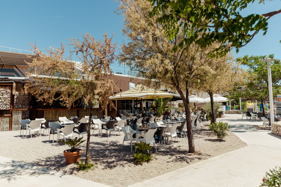 Zaigrajte odbojku na pijesku na plaži Banj, a predah potražite u Petrusu!