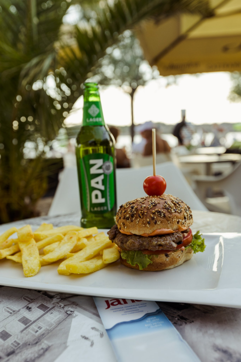 Zaigrajte odbojku na pijesku na plaži Banj, a predah potražite u Petrusu!