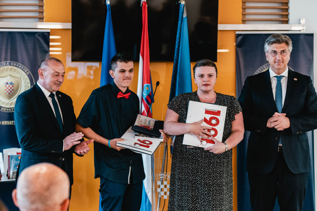 U Veteranskom centru Plenković i pola Vlade uručili priznanja i nagrade učenicima