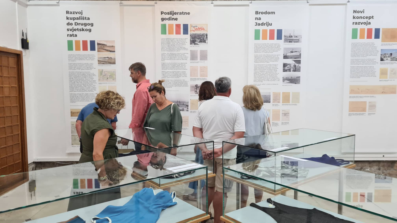Izložba o Jadriji nije prošla bez krafni: 'Ako ljudi ne mogu tamo na kupanje, ne znaju gdje bi'
