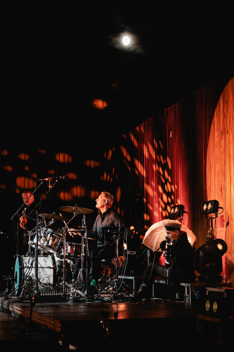 Bura, bura svuda oko nas. Osim oko Josipe koja je cijeli koncert sjedila na podu iza bubnja!