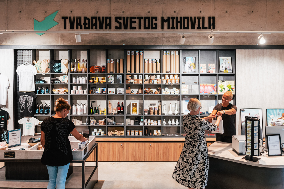 Šibenske tvrđave imaju najbolje darove i suvenire: Posteri, potići, majice, torbe, šalice i nakit, sve unikatno i maštovito!