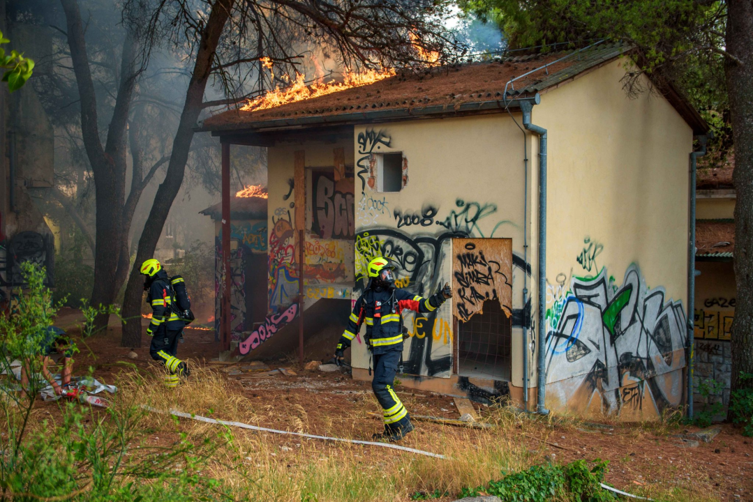 Izbio požar u napuštenom odmaralištu u Vodicama