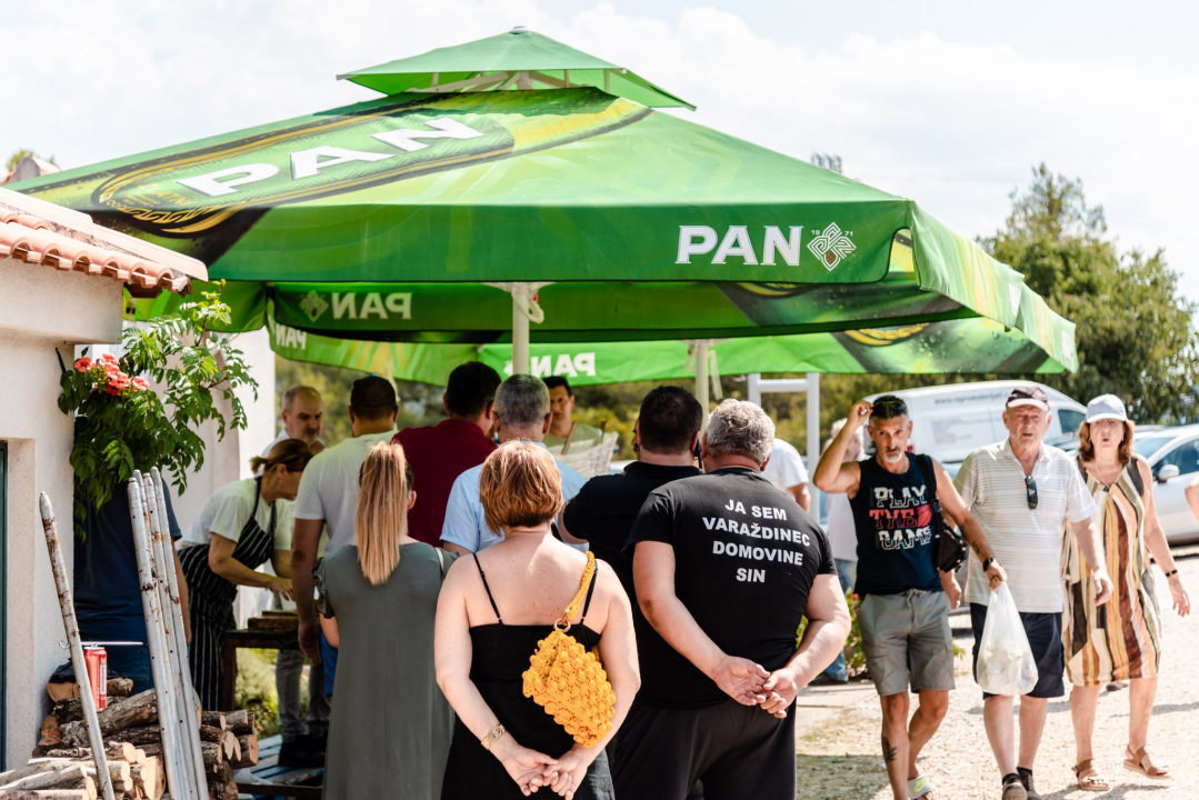 Janjetine nema, ali ima kukuruza: Pečenog, kuhanog i u obliku kokica. I brdo plastike 