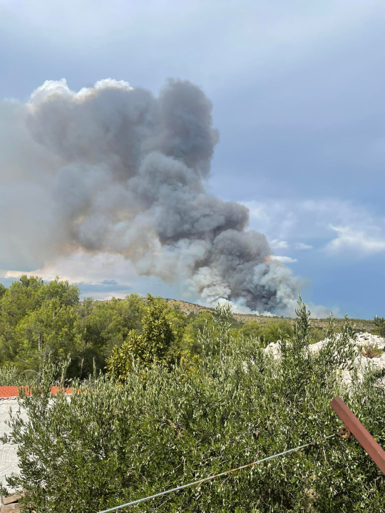 U tijeku sanacija požarišta u Vrpolju: Na terenu 60 vatrogasaca i 21 vozilo