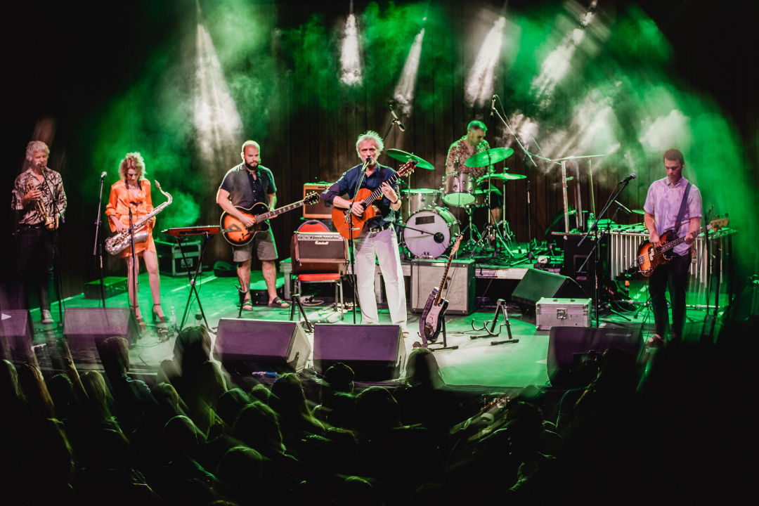 Dobri, stari, uvijek mladi Rundek. I Ekipa.