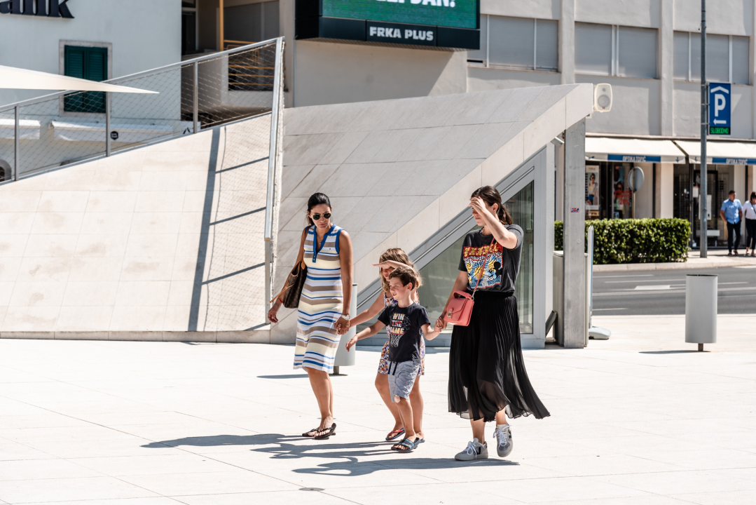 Lepršave i prozračne haljine zavladale gradom: Provjerite tko nam je upao u oko! 