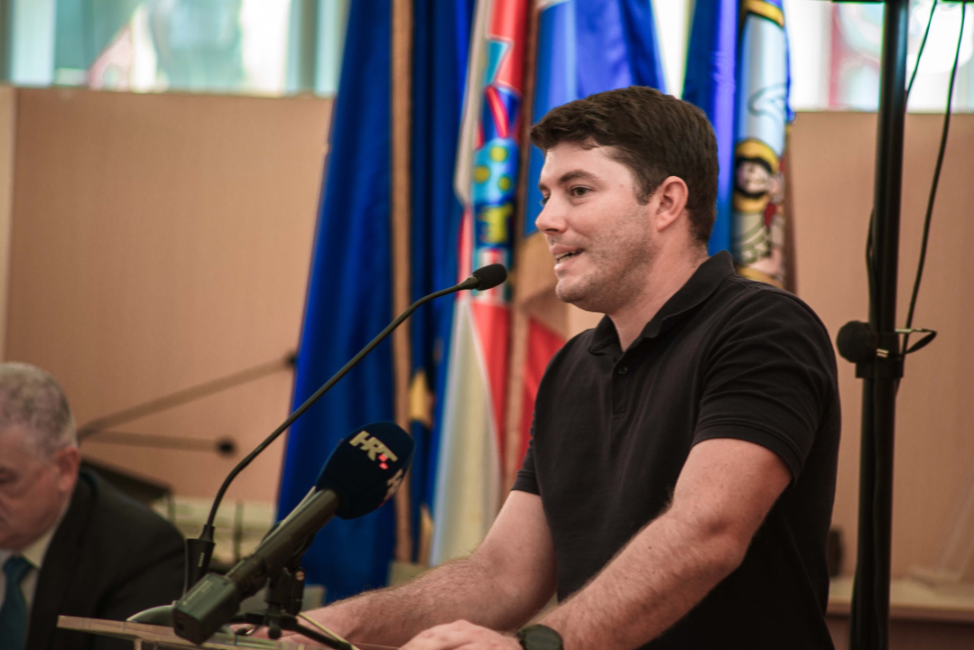 Restović: 'Trebalo je uložiti veći trud i kupiti električne autobuse'; Burić: 'Restović nam priča Crvenkapicu'