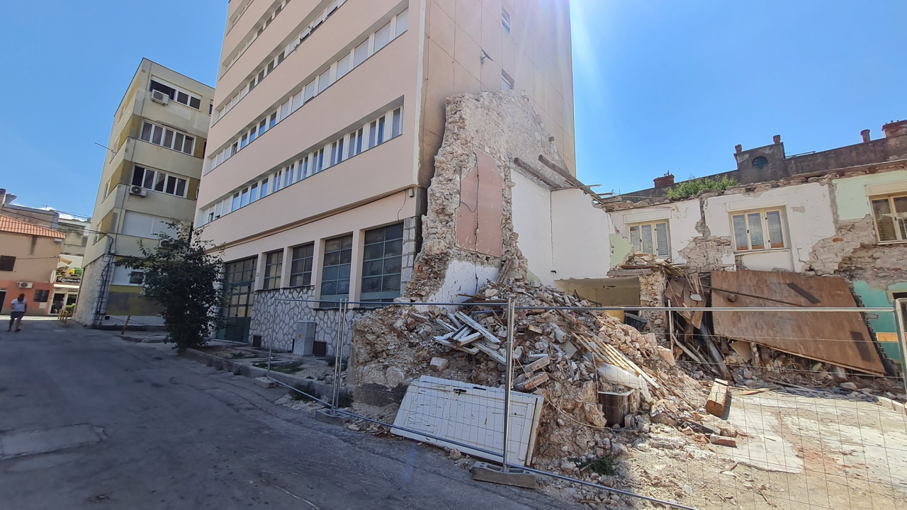 Ovo je stambena zgrada koju grade Dane i Rada Škugor: 'Ploču su maknuli prije par dana'