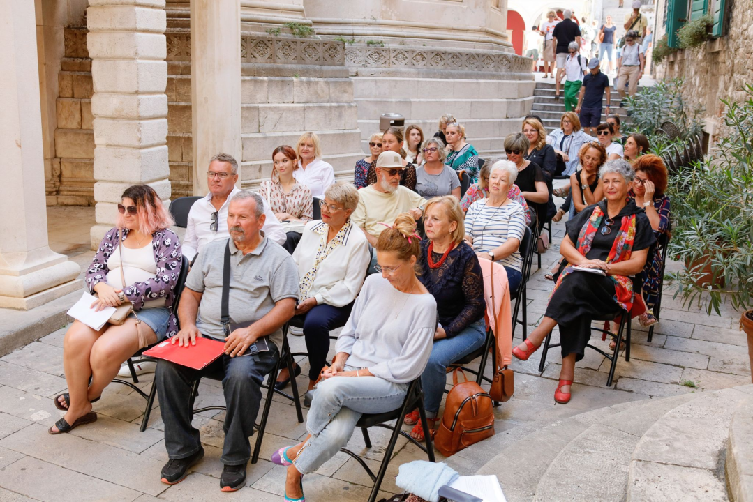 Ponos festivala ŠKURE: Preko 20 neafirmiranih pjesnika i pisaca pojavilo se danas kod krstionice