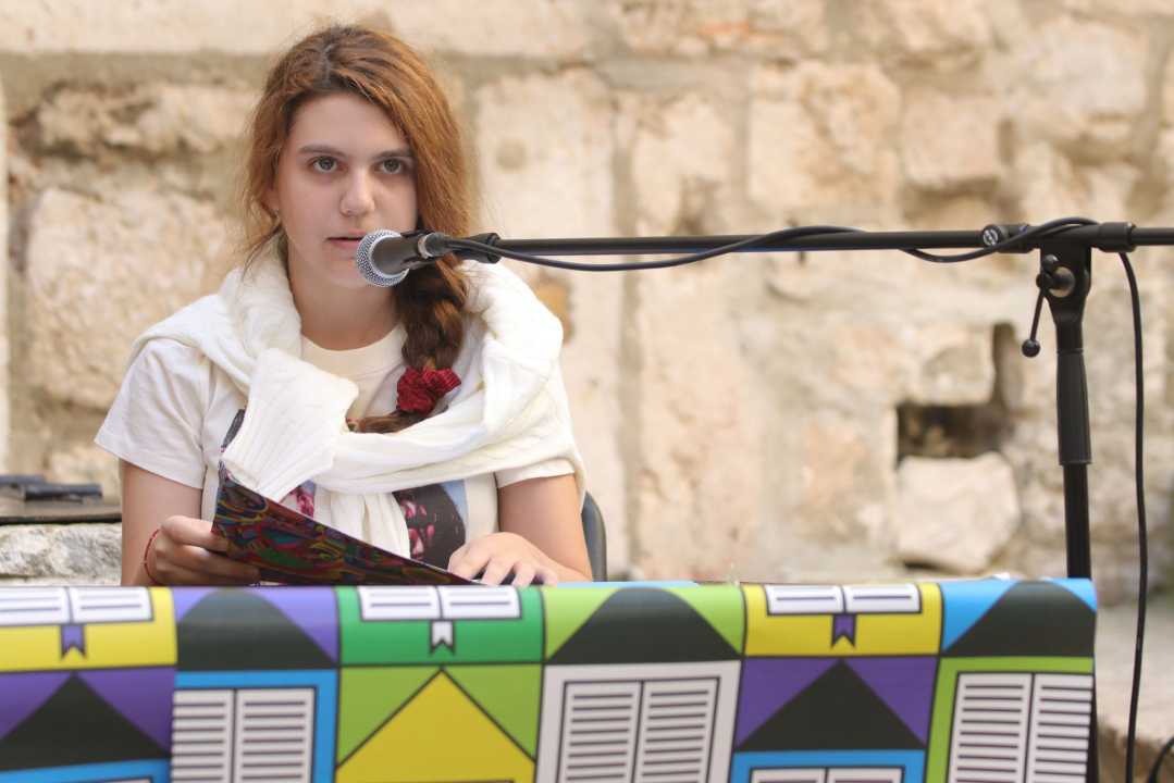 Ponos festivala ŠKURE: Preko 20 neafirmiranih pjesnika i pisaca pojavilo se danas kod krstionice