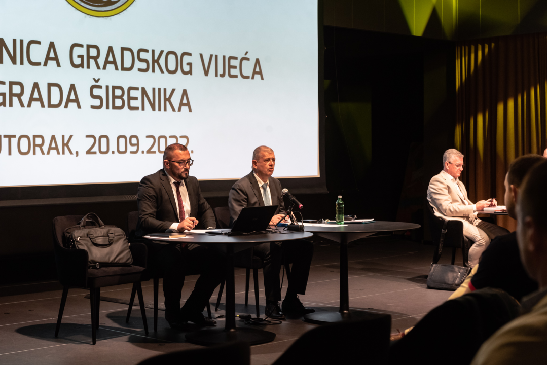 Gradsko vijeće: Oporba tražila konkretne odgovore na goruća pitanja, Restović i Slavica dobili opomene