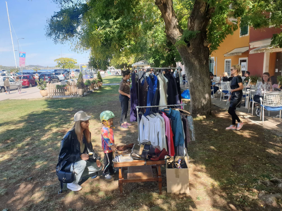 Buvljak ispred Azimuta: Uključile se i Šibenske šape, prihod ide za liječenje nezbrinutih i bolesnih životinja