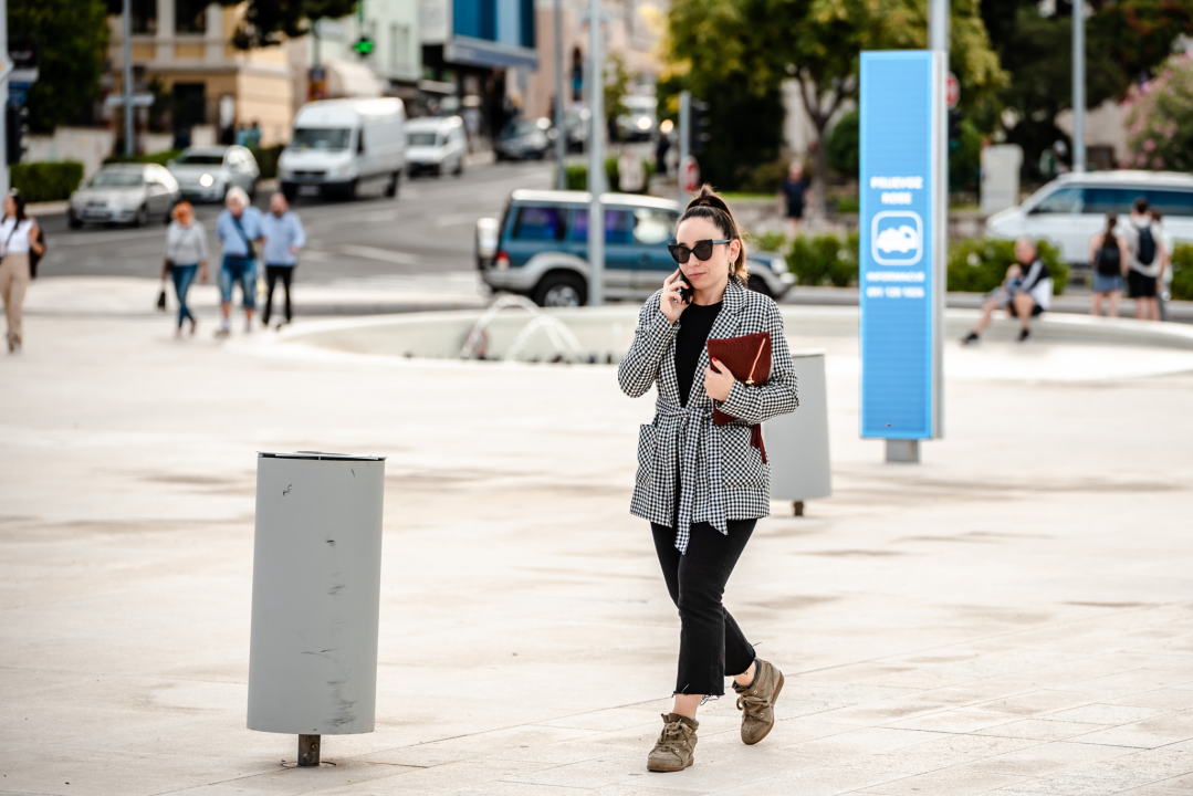 Trendi dame iz đira po gradu dat će vam ideje kako se odjenuti za prvi val zahlađenja! 