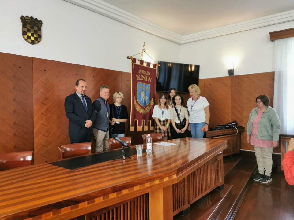 Učenici iz nekoliko europskih zemalja posjetili kninskog gradonačelnika
