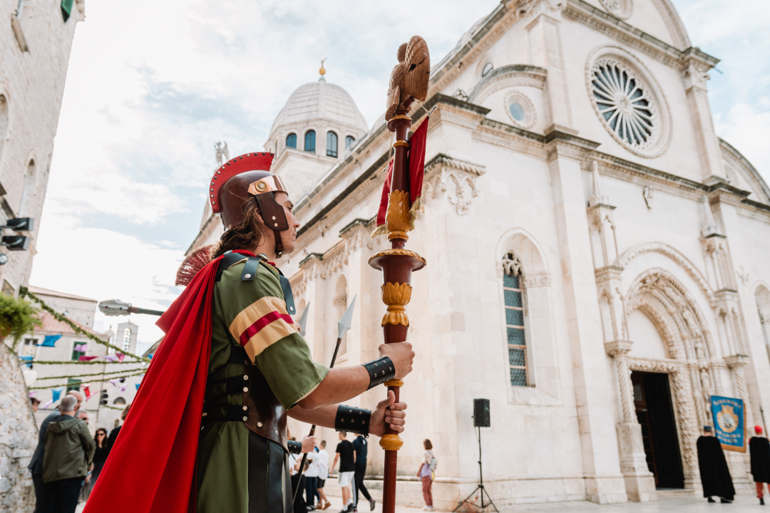 Procesijom gradskim ulicama počela proslava sv. Mihovila, nebeskog zaštitnika Šibenika