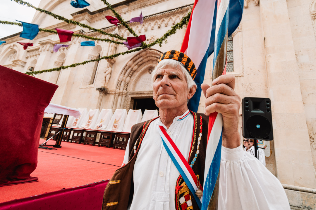 Procesijom gradskim ulicama počela proslava sv. Mihovila, nebeskog zaštitnika Šibenika