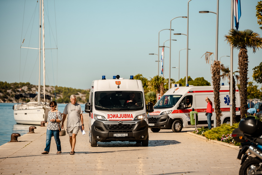 Župan Jelić predao šest sanitetskih vozila ravnateljima županijskih Domova zdravlja