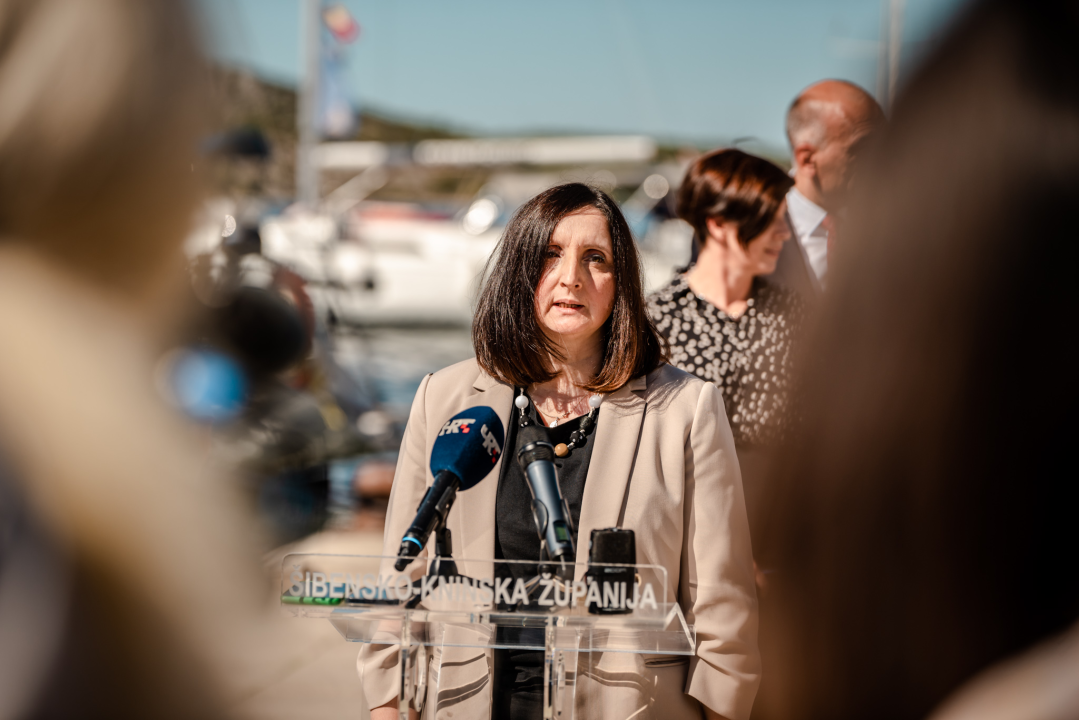 Župan Jelić predao šest sanitetskih vozila ravnateljima županijskih Domova zdravlja