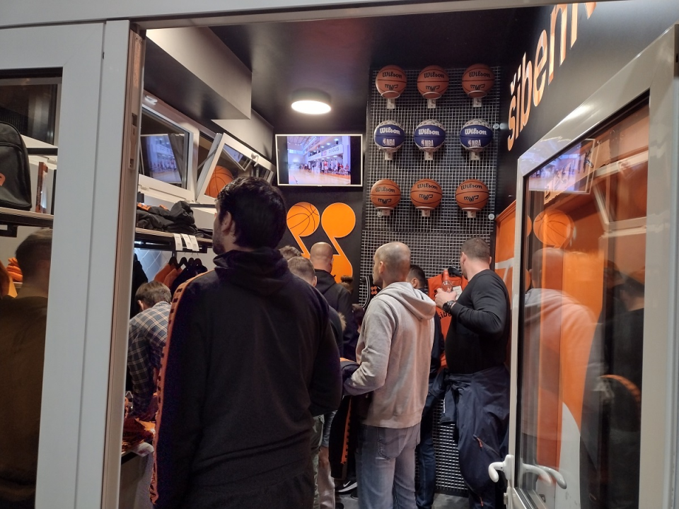 Otvoren Fan shop GKK Šibenke: Mala svečanost i gužva na prvi dan