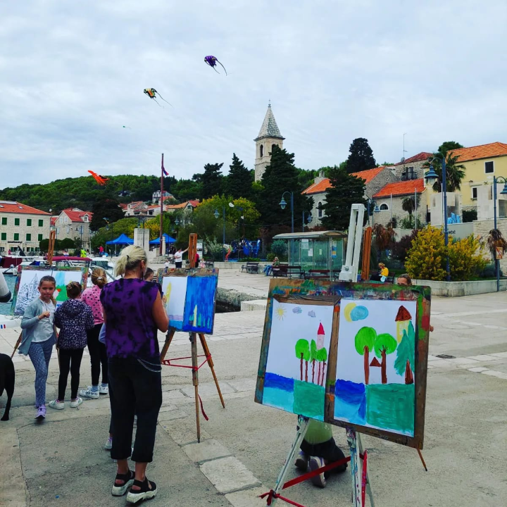 Ovaj vikend na Prviću se plesalo na svili dok su nebom letjeli zmajevi