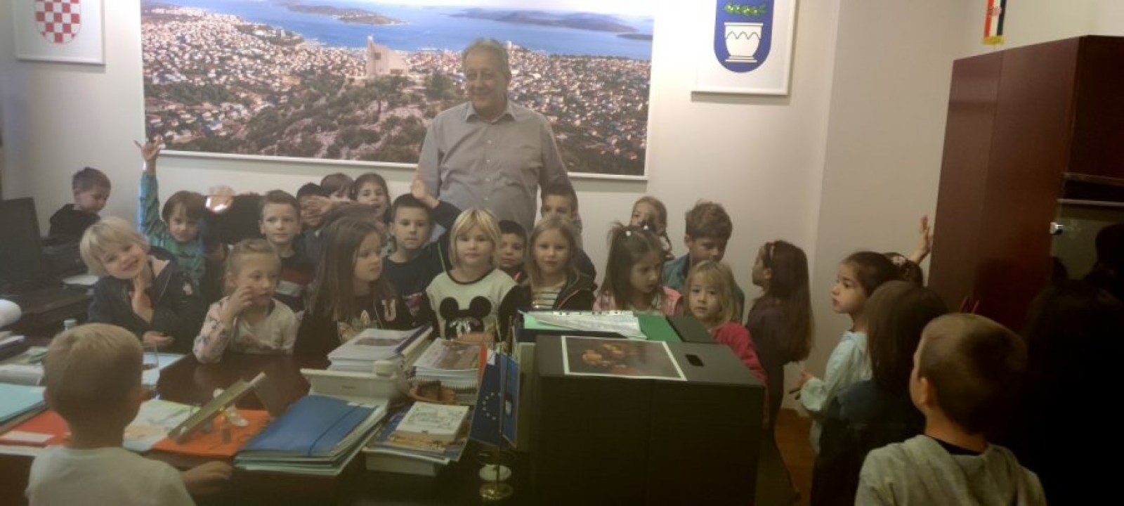 Djeca iz vrtića Tamaris posjetila vodičkog gradonačelnika Antu Cukrova