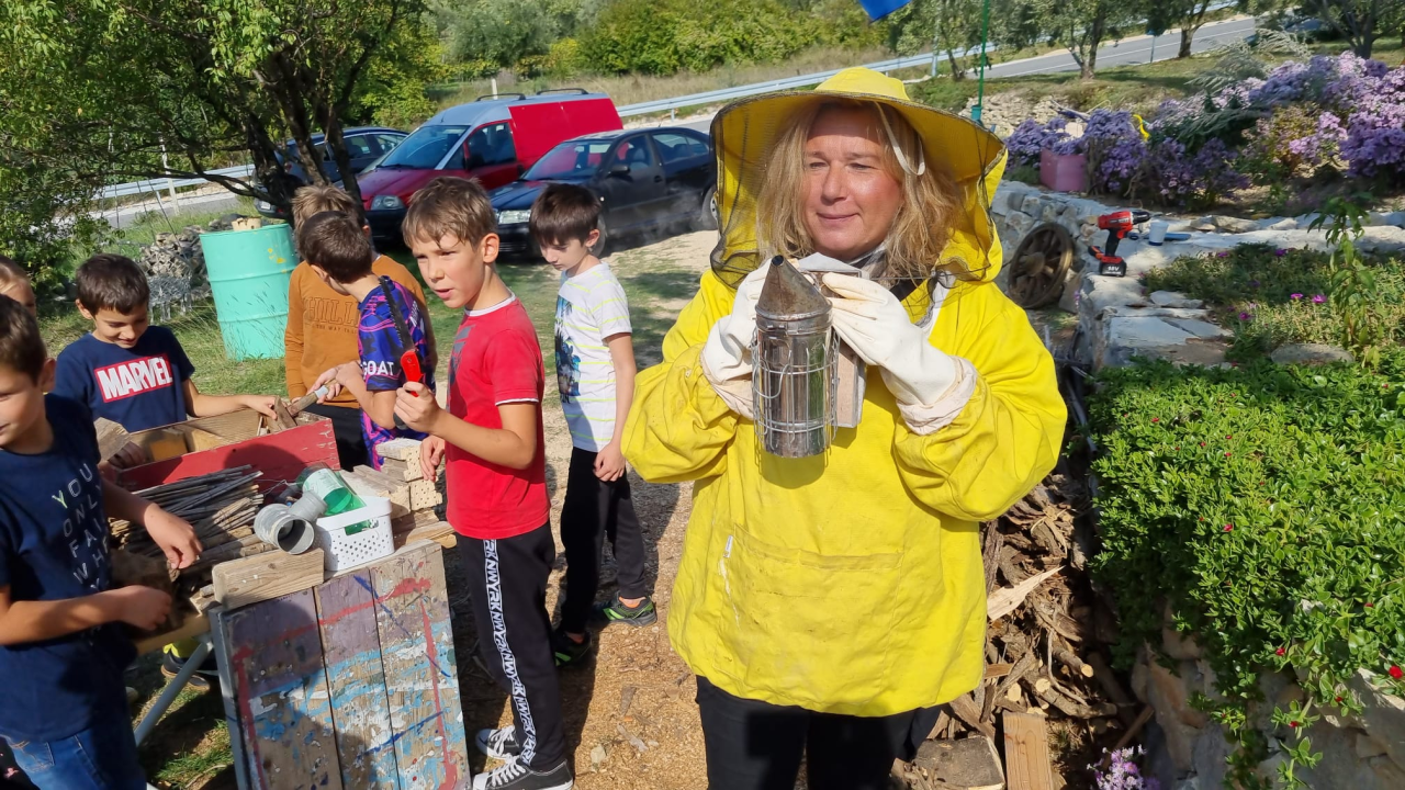 Učenici napravili hotel za pčele: 'Smješten je u dvorište škole, a djeca će pratiti rezervacije i popunjenost' 