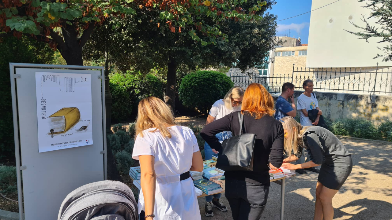 Misli na sebe, čitaj: Na mini sajmu u đardinu razmjenjuju se, kupuju i poklanjaju knjige