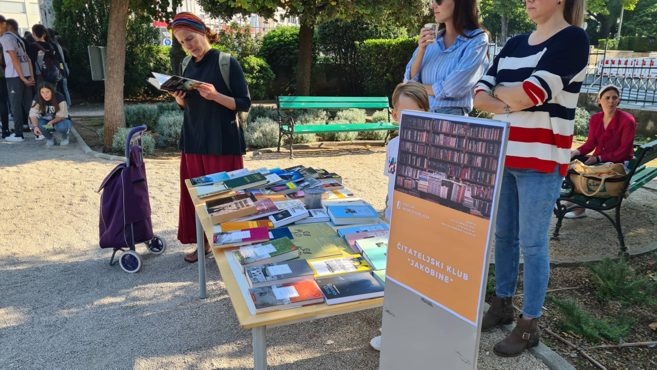 Misli na sebe, čitaj: Na mini sajmu u đardinu razmjenjuju se, kupuju i poklanjaju knjige
