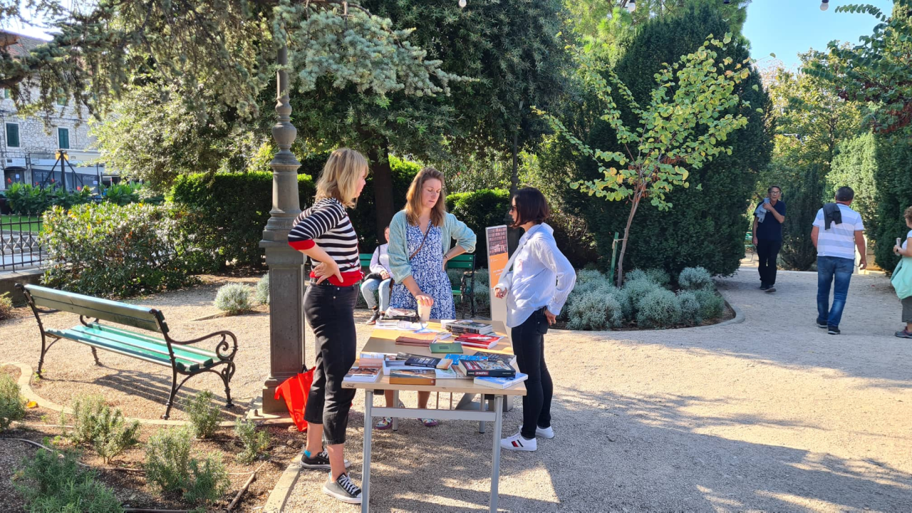 Misli na sebe, čitaj: Na mini sajmu u đardinu razmjenjuju se, kupuju i poklanjaju knjige