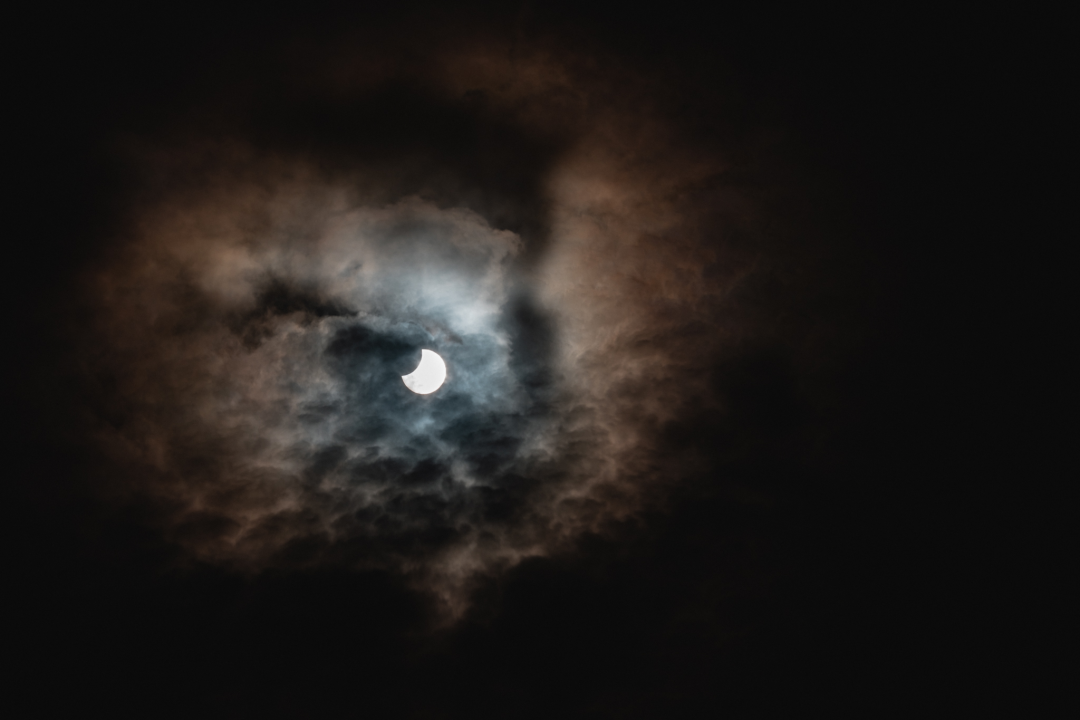 Uspjeli smo snimiti djelomičnu pomrčinu Sunca iznad Šibenika!