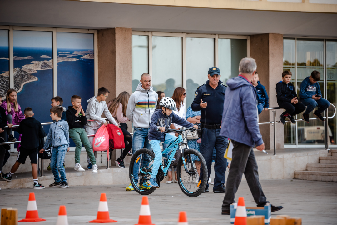 Ispred zgrade Županije održano natjecanje osnovnih škola u spretnosti vožnje bicikla: Evo pobjednika 