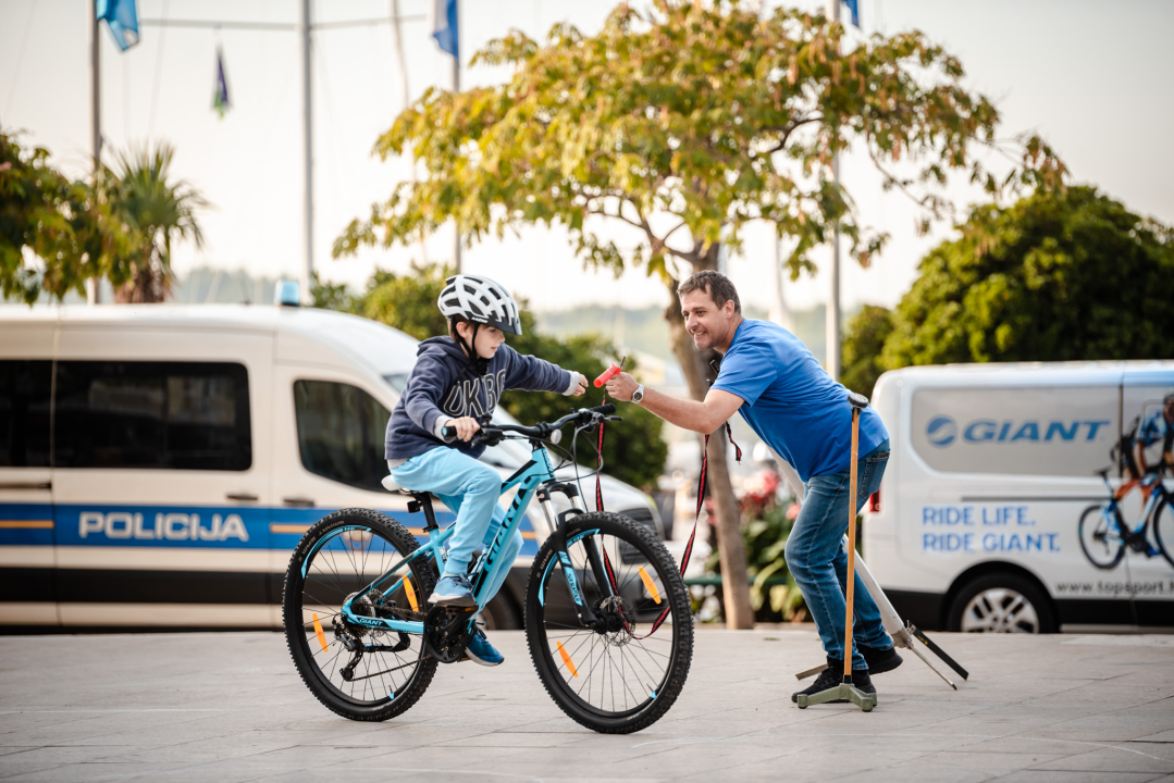 Ispred zgrade Županije održano natjecanje osnovnih škola u spretnosti vožnje bicikla: Evo pobjednika 