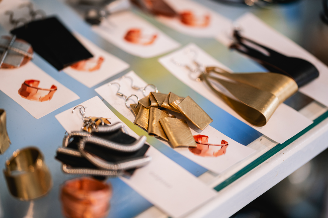 Garderobu osvježite dizajnerskim komadima iz Galerije Juraj Dalmatinac, dom umjetninama po super cijenama