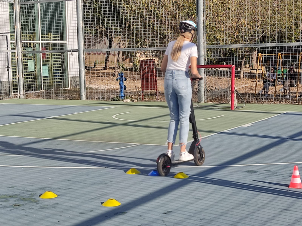 'Sigurnost u prometu' u Medicinskoj školi, učenici na romobilu odradili poligon