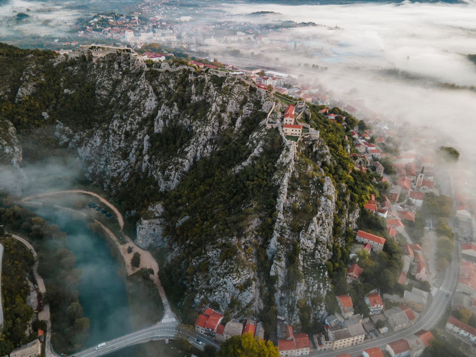 Knin je doživio turistički rast: Sve više posjetitelja otkriva njegove čari
