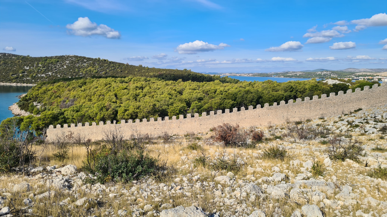 Poučna staza uz 'Kineski zid' idealna je za baciti đir po lijepom vremenu