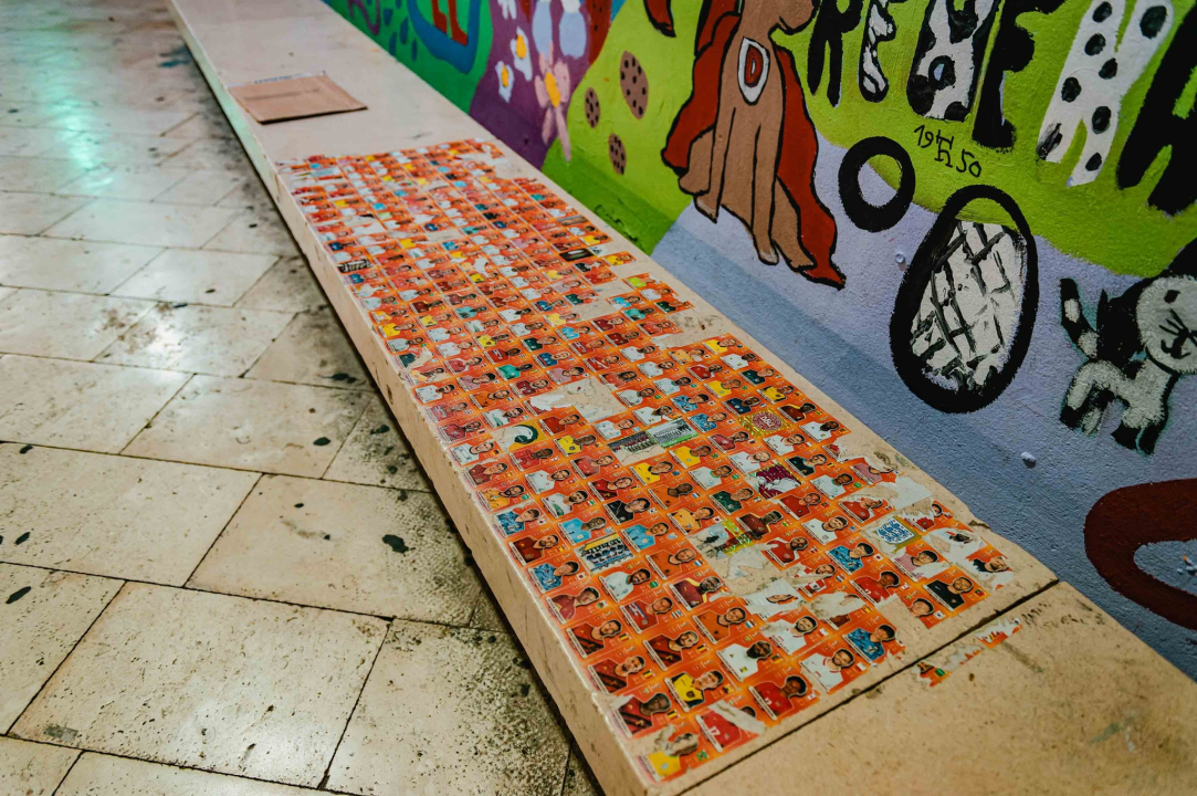 Uoči Svjetskog prvenstva u nogometu, umjesto slaganja u album, netko skuplja sličice na klupi na kolodvoru 