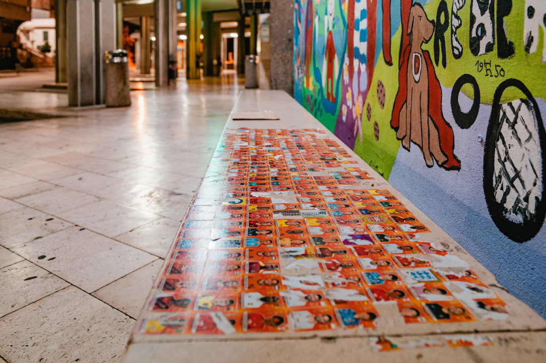 Uoči Svjetskog prvenstva u nogometu, umjesto slaganja u album, netko skuplja sličice na klupi na kolodvoru 