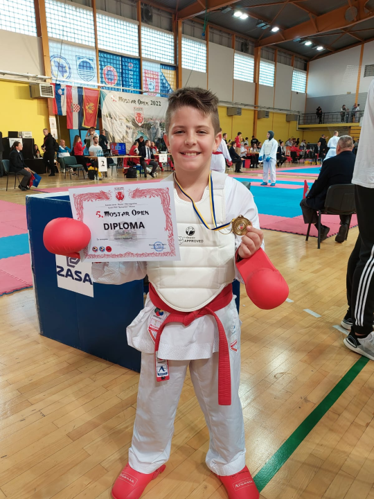 S 12 medalja vratili se mladi karatisti Šibenika 1066 s međunarodnog turnira u Mostaru