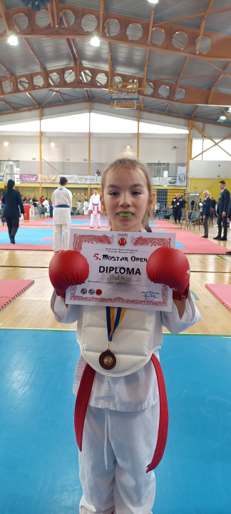 S 12 medalja vratili se mladi karatisti Šibenika 1066 s međunarodnog turnira u Mostaru